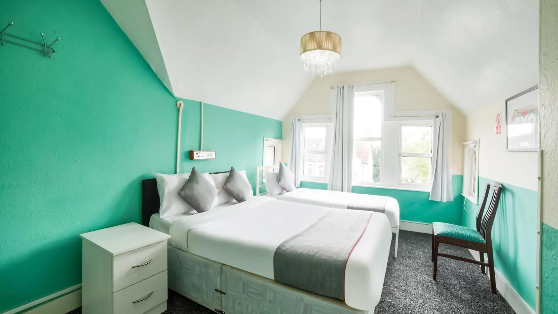 Devine Beach Hotel, Westcliff Southend-On-Sea Hotel